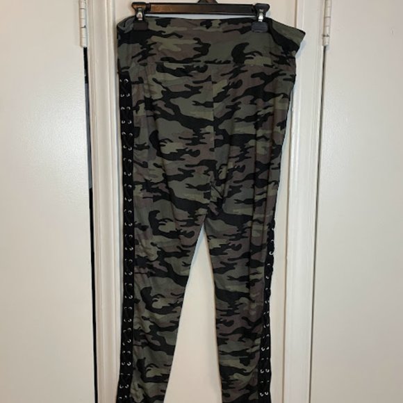 Camo High Waist Leggings XL - Picture 2 of 5